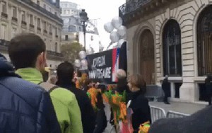 Apple store Paris "chơi lớn": Nhân viên nhảy múa chào khách, tổ chức sinh nhật 10 năm iPhone bằng siêu bánh gato