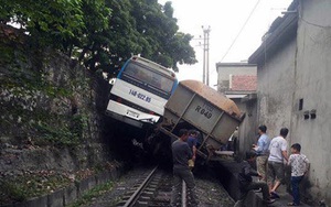 Tàu hỏa chèn xe khách chở công nhân "lơ lửng" trên sườn đồi