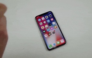 Thả rơi thôi là chưa đủ, anh chàng này còn dùng búa đập, dùng dao đâm nát chiếc iPhone X đắt tiền