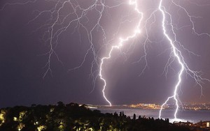 Lưu ý dùng đồ điện trong mùa mưa bão để không bị giật