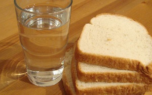 Chúng ta có thể sống sót không, nếu chỉ ăn bánh mì và uống nước lọc?