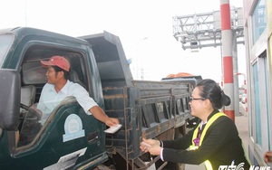 Tài xế tiếp tục dùng tiền lẻ mua vé qua trạm BOT ở Bình Định