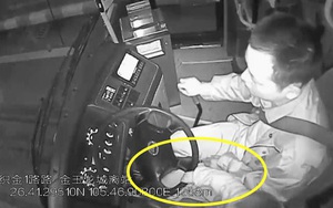 Tài xế xe buýt vừa điều khiển xe vừa trông cháu, có lúc còn để cháu cầm lái