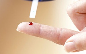 Chích máu đầu ngón tay điều trị đột quỵ chỉ là trò lừa bịp
