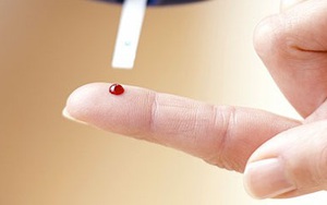 Chích máu đầu ngón tay điều trị đột quỵ chỉ là trò lừa bịp
