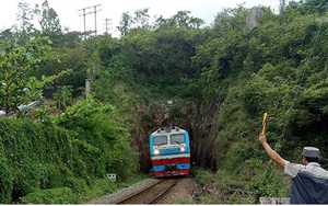 Học sinh ở Khánh Hòa đi chung hầm với tàu hỏa để qua sông, đến trường