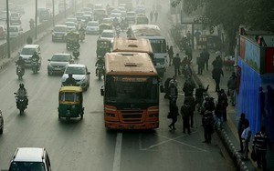 Người đàn ông bị cảnh sát bắt vì đi tất quá thối trên xe bus