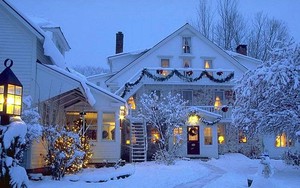 Những ngôi nhà trang hoàng lộng lẫy đón Noel đẹp đến mê mẩn giữa tuyết trắng