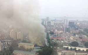 Hà Nội: Đang cháy lớn ở đường Phan Kế Bính, cột khói bốc cao hàng chục mét