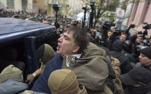 24h qua ảnh: An ninh Ukraine bắt giữ cựu tổng thống Georgia