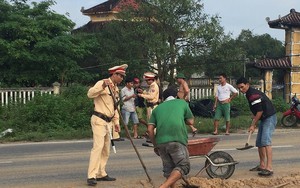 Cảnh sát bắt xe tải đổ chất thải xuống đường