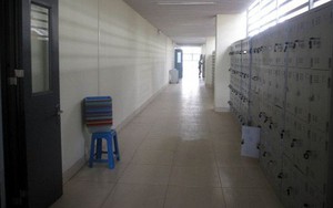 Huấn luyện viên bơi trộm điện thoại của nhân viên ngoại giao
