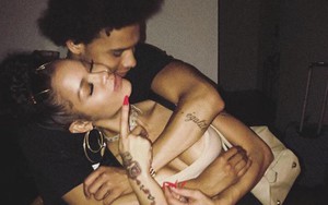 Sao Man City công khai hẹn hò với "bản sao Rihanna"