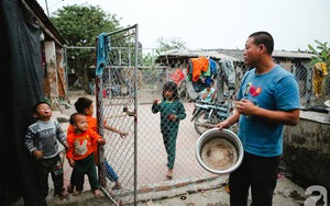 Vợ mất đột ngột khi đang mang bầu, anh Hách "gà trống" một mình chăm cả đàn 8 đứa con thơ