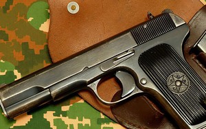 Súng K54 cướp cò, nam sinh ở Hóc Môn bị thương