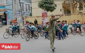 Mắc bệnh ung thư đã 3 năm, kinh tế kiệt quệ nhưng bác dân phòng vẫn sống lạc quan với ‘nghiệp’ dẫn học sinh qua đường