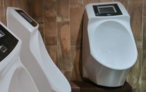 Vào WC giải quyết "nỗi buồn" mà vẫn được xem quảng cáo với loại bồn tiểu thời 4.0 này