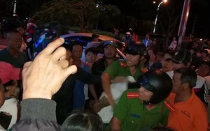Hàng trăm người dân hô hoán, hỗ trợ vây bắt đối tượng nghi bắt cóc trẻ em