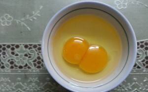Chuyên gia dinh dưỡng nói gì về giá trị của trứng gà 2 lòng đỏ?