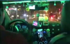 Tài xế Grab đáng yêu nhất ‘Vịnh Bắc Bộ’, cùng chiếc taxi đem không khí Noel đi khắp Sài Gòn