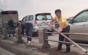 Nhiều tài xế tháo dải phân cách cầu Thanh Trì chạy trốn CSGT