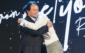 Rocker Nguyễn xúc động ôm chặt bố trong buổi họp fan