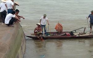 Tàu chở cát lật trên sông Hồng, thuyền trưởng mất tích