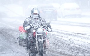 24h qua ảnh: Người đàn ông lái xe trong bão tuyết khủng khiếp ở Trung Quốc