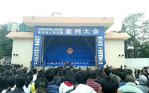 TQ: Hàng nghìn dân vây xem 10 tội phạm bị lôi đi xử tử ngay sau màn tuyên án "thị chúng"