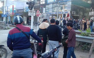Vừa rời nhà hàng băng qua đường sắt, người đàn ông bị tàu đâm tử vong