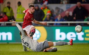 Lộ rõ "tử huyệt", Man United bị loại bởi một loạt sai lầm ngớ ngẩn