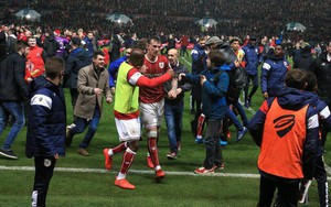 Đánh bại Man Utd, đội hạng nhất phát cuồng như vừa vô địch