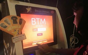 Cận cảnh giao dịch bitcoin bằng máy ATM