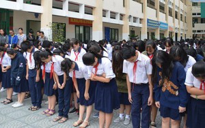 Hình ảnh xúc động: Hàng nghìn HS trường Trần Phú TP.HCM cúi đầu vĩnh biệt thầy hiệu trưởng đột ngột qua đời