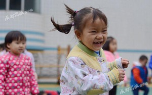 Nghe cháu gái 4 tuổi gọi bà ngoại là "mẹ", ai cũng cười ngược đời, nhưng câu chuyện phía sau sẽ khiến ta rơi lệ