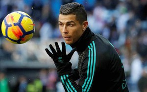 Real Madrid thảm bại, Ronaldo lại "đánh mắt" về Man United?