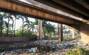 Bãi rác ngập dưới chân cầu Thăng Long