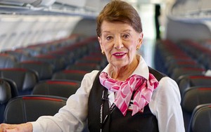 81 tuổi vẫn làm tiếp viên hàng không, cụ bà được mệnh danh "Nữ hoàng của bầu trời"