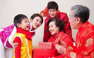 Chị em xôn xao câu hỏi: 'Mừng tuổi cho bố mẹ chồng bao nhiêu là đủ?'
