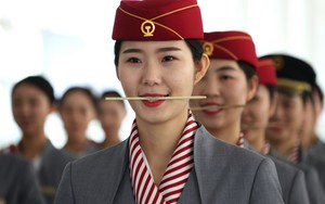 24h qua ảnh: Nữ tiếp viên Trung Quốc ngậm đũa để luyện cười