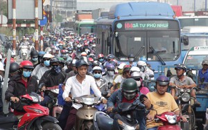 Kẹt xe kinh hoàng từ sáng đến hơn 12h trưa ở xa lộ Hà Nội