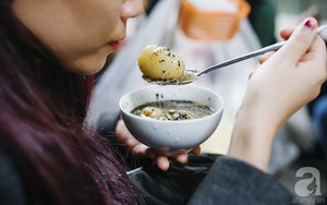 Gánh chè trôi nhân thịt 30 năm nép bên ngõ Đê Tô Hoàng, chừng 2 tiếng bán cả chục thùng hết veo