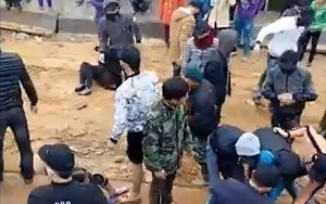 Bất bình cảnh hàng chục thanh niên bịt mặt giằng co với người dân