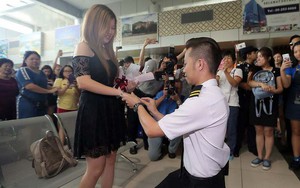 Thấy bạn trai bị cảnh sát bắt ở sân bay, cô gái hoảng hốt không hiểu chuyện gì thì bất ngờ được phi công cầu hôn