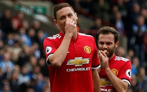 "Trừng phạt" Man United thành công, sao Huddersfield nhận quà "lạ" từ CĐV nhí