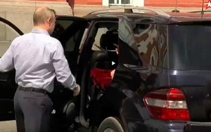 Danh tính bất ngờ về 'người phụ nữ váy đỏ' ngồi sau xe Tổng thống Putin