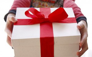 Chồng bắt vợ mua quà cho em chồng, vợ hỏi 1 câu xoắn não khiến anh im re, chị em thì vỗ tay tán thưởng