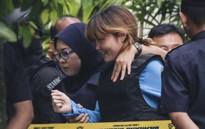 Đoàn Thị Hương mỉm cười, vẫy tay chào và cảm ơn mọi người khi rời tòa