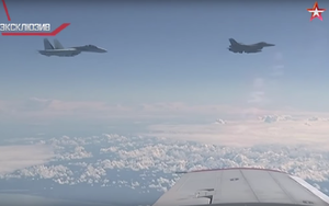 [VIDEO] Cận cảnh Su-27 Nga xua đuổi F-16 của NATO cách xa máy bay chở Bộ trưởng quốc phòng