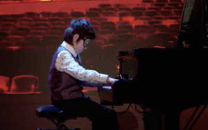 Cậu bé 8 tuổi bịt mắt chơi piano khiến khán giả nể phục